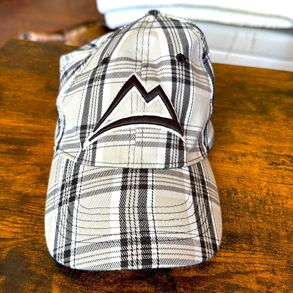 QUAGMIRE GOLF plaid hat with Red Accent